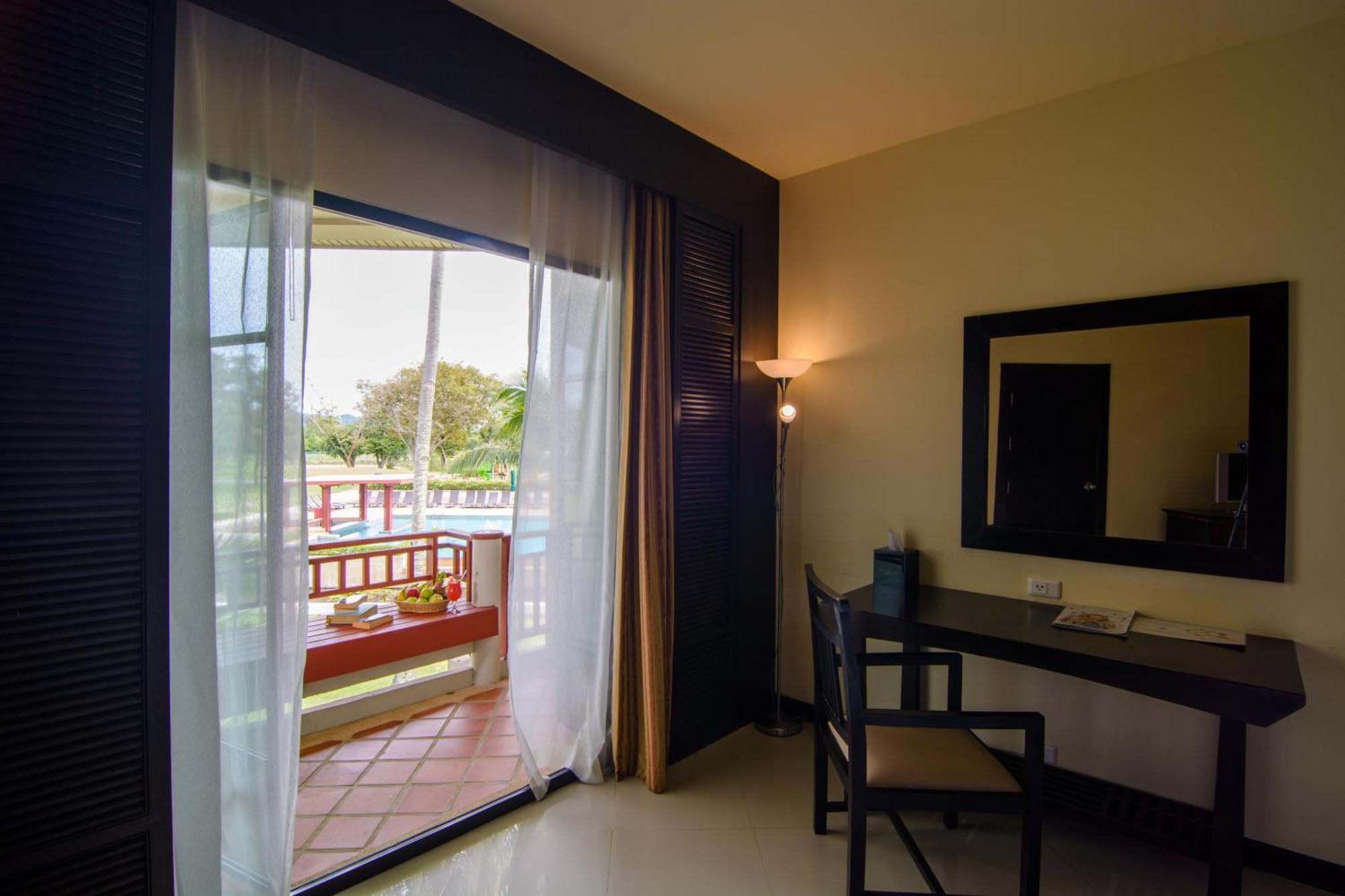 The Nouveau Chumphon Beach Resort And Golf Kültér fotó