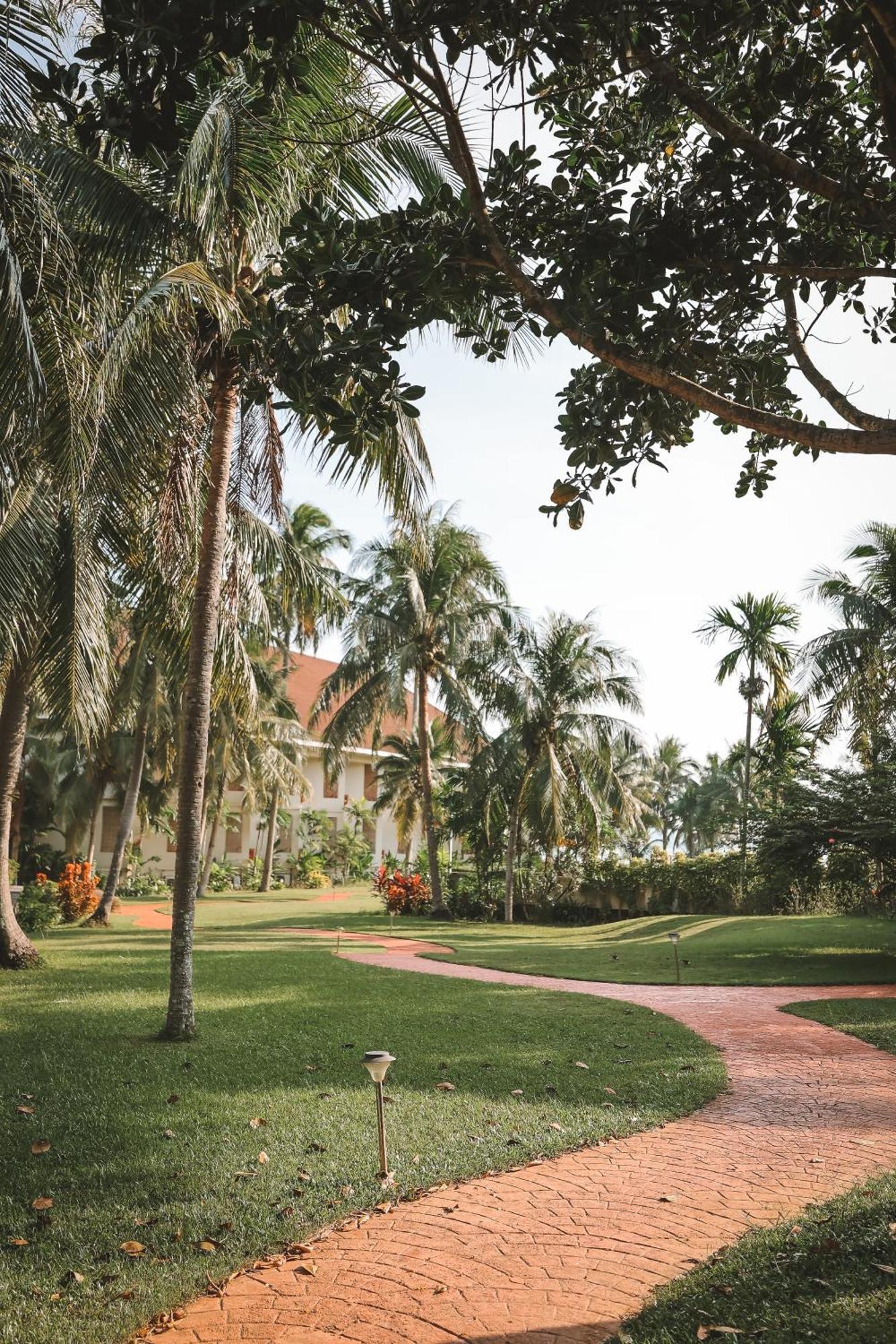 The Nouveau Chumphon Beach Resort And Golf Kültér fotó